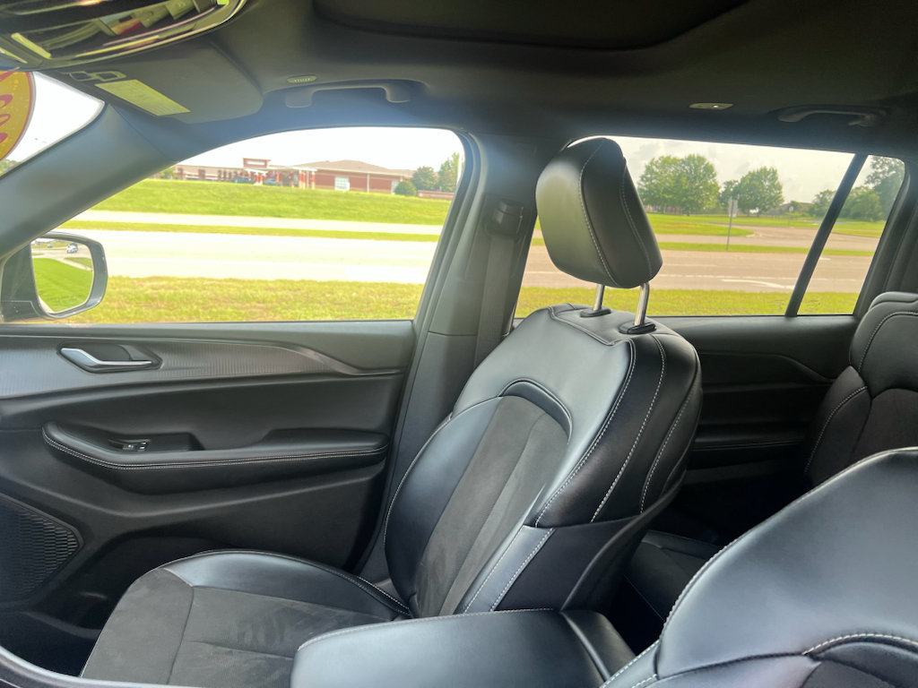 Used 2024 Jeep Grand Cherokee L Altitude RWD image 24