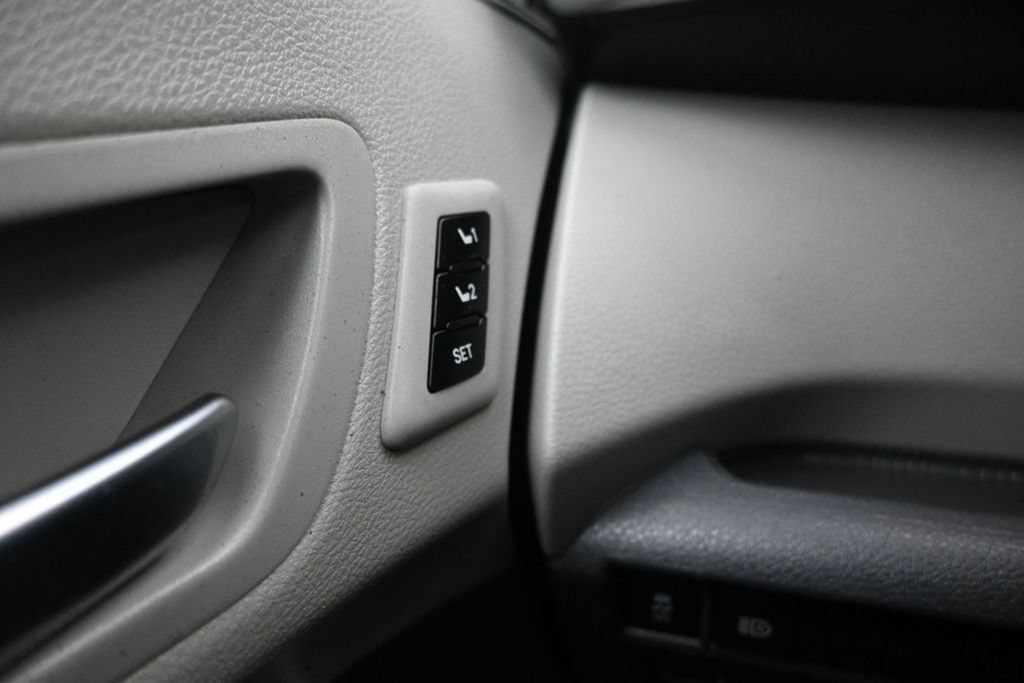 Used 2021 Toyota Sienna Limited FWD image 22