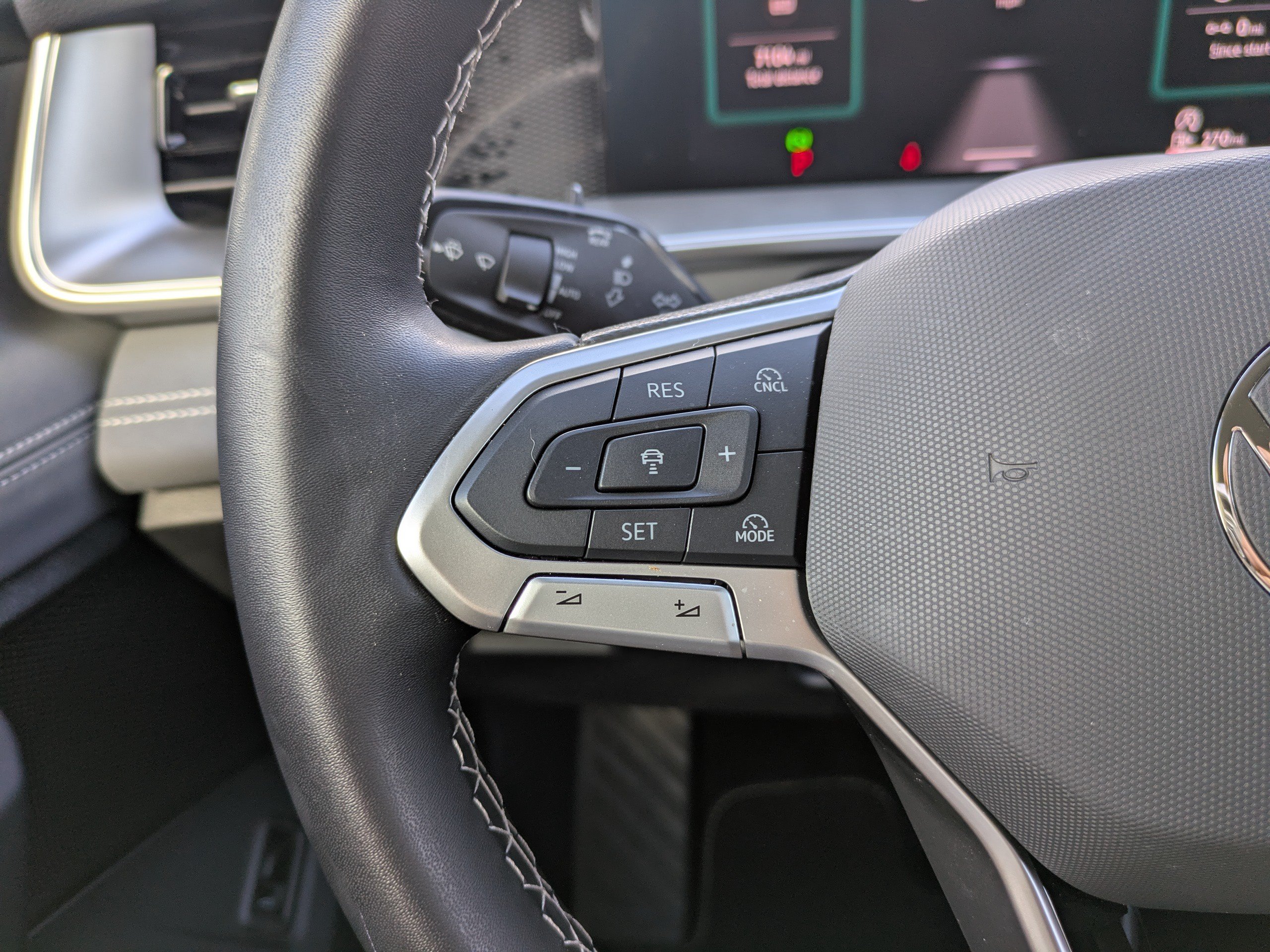 Certified 2025 Volkswagen Tiguan SE FWD image 24
