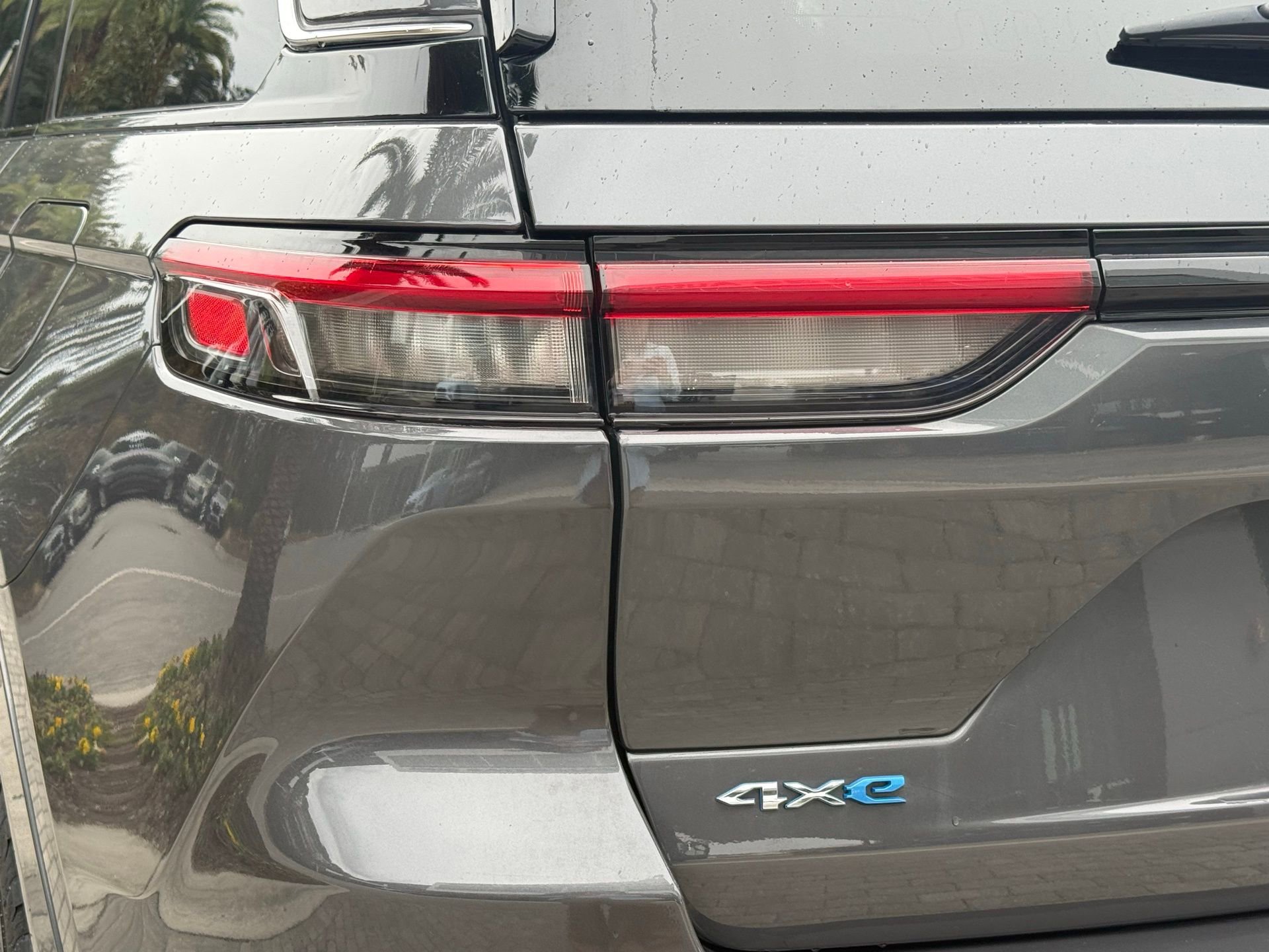 Used 2022 Jeep Grand Cherokee Overland w/ Advanced Protech Group III image 14