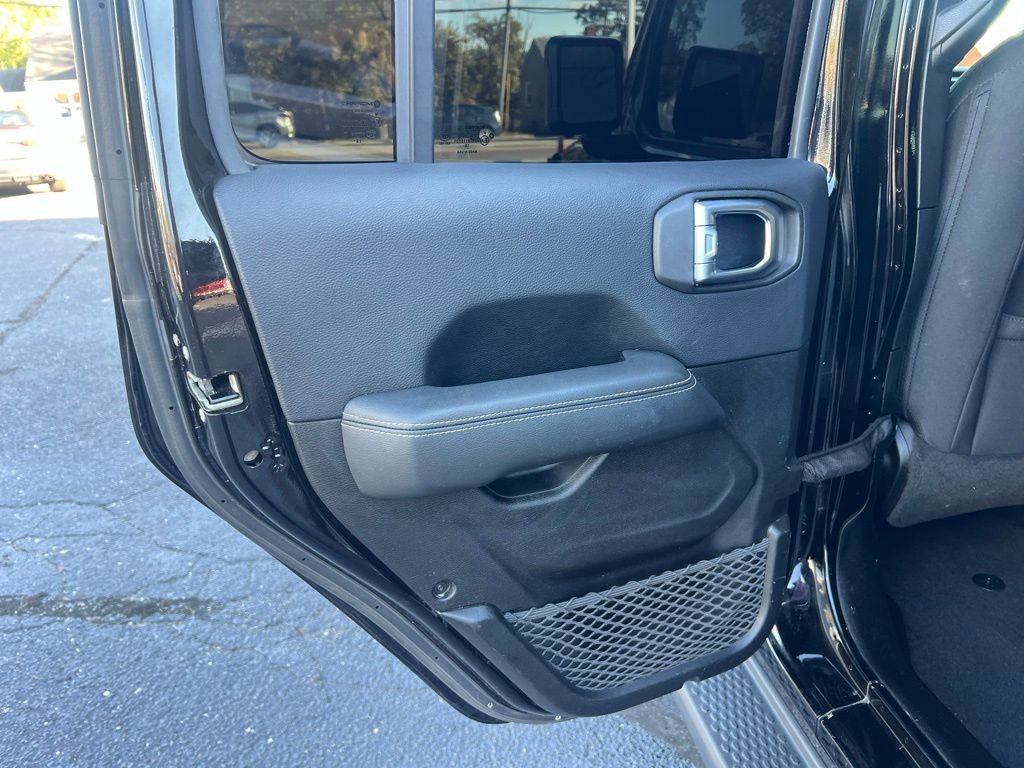 Used 2019 Jeep Wrangler Unlimited Sahara image 16
