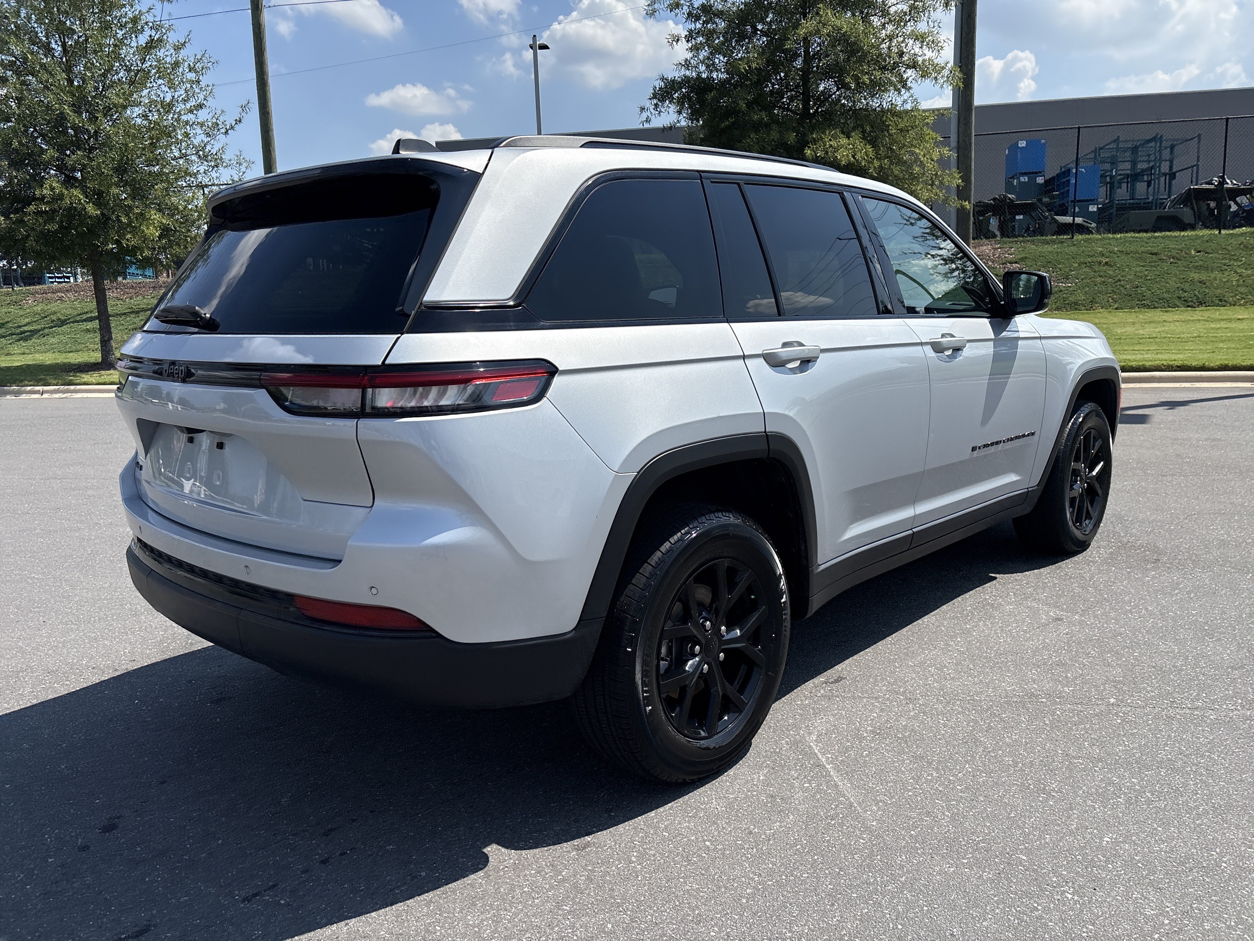 Used 2025 Jeep Grand Cherokee Altitude AWD/4WD image 9