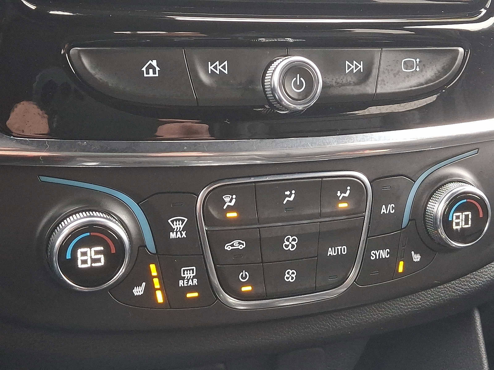 Used 2023 Chevrolet Traverse LT image 15