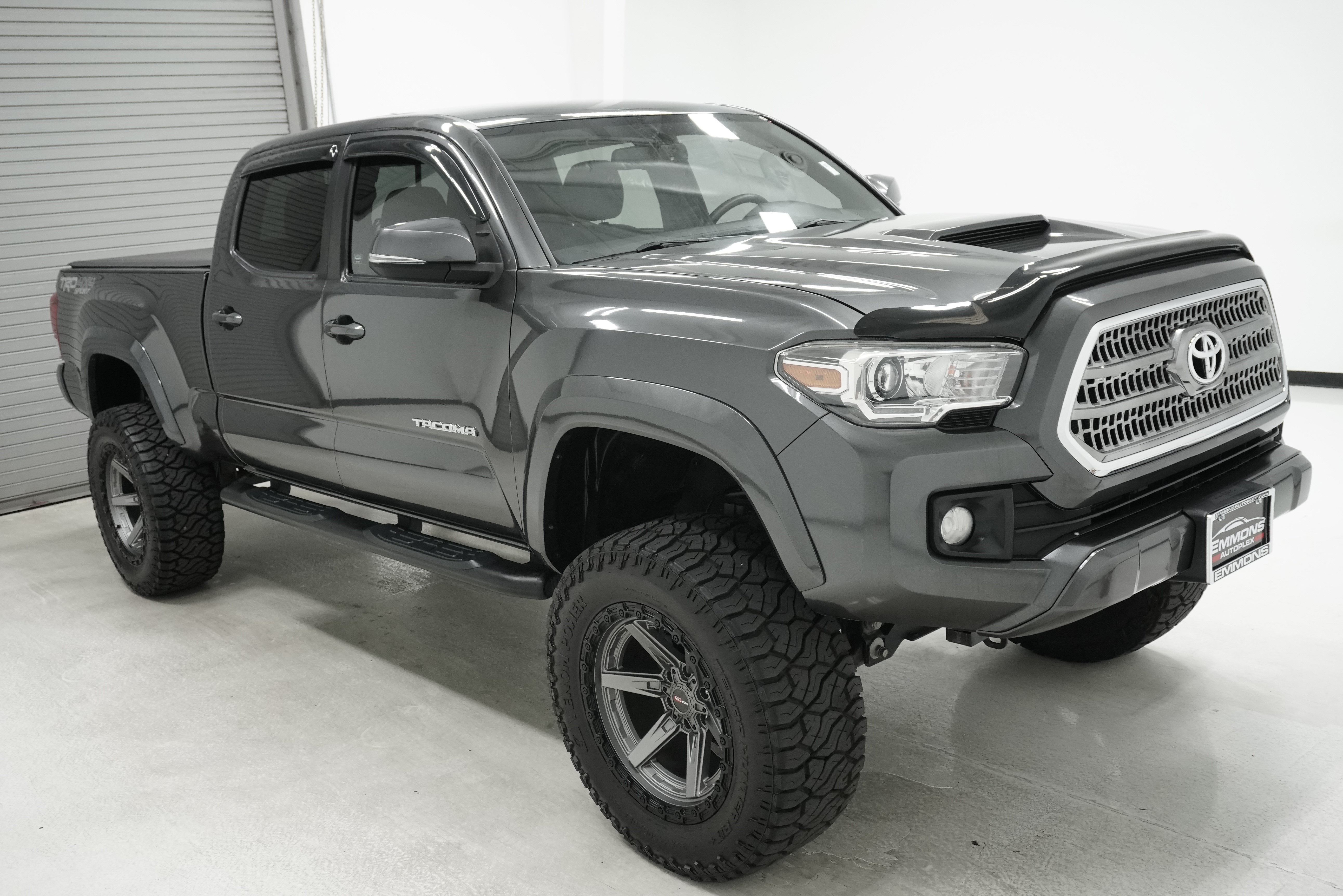Used 2017 Toyota Tacoma TRD Sport w/ Tow Package AWD/4WD image 3