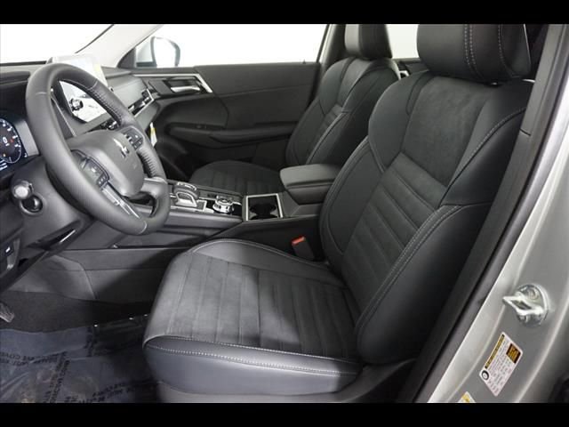 Used 2025 Mitsubishi Outlander SE image 19