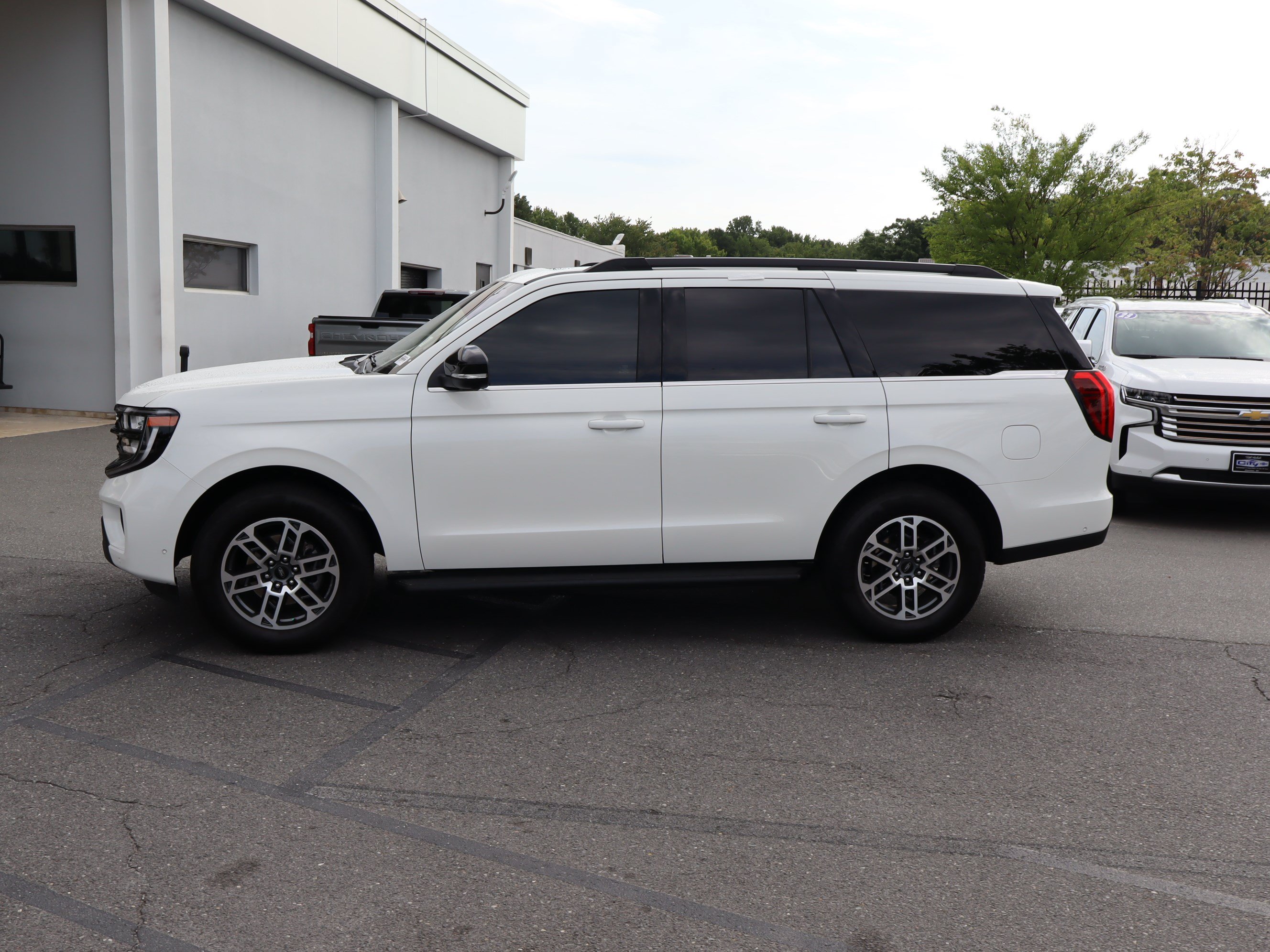 Used 2025 Ford Expedition Active RWD image 7