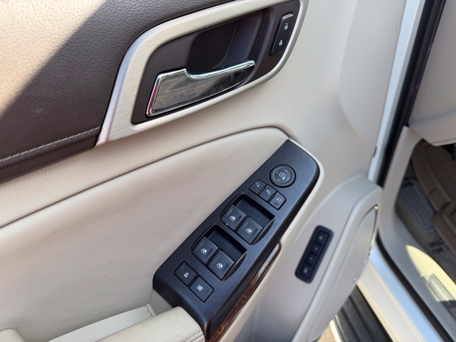 Used 2015 GMC Yukon Denali w/ Open Road Package AWD/4WD image 29