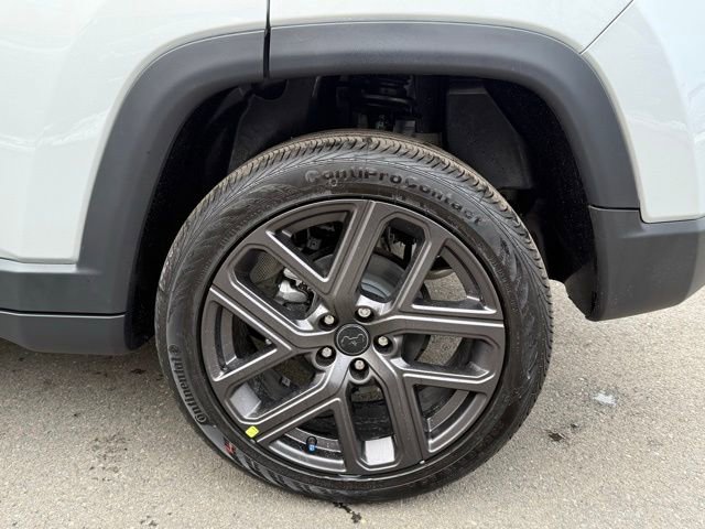 New 2026 Jeep Compass Latitude w/ Sun and Sound Group AWD/4WD image 17