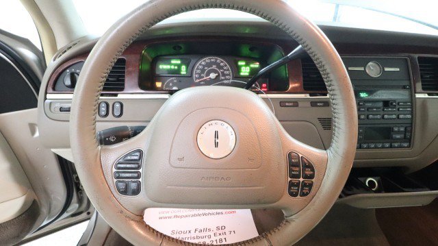 Used 2003 Lincoln Town Car Executive RWD image 16