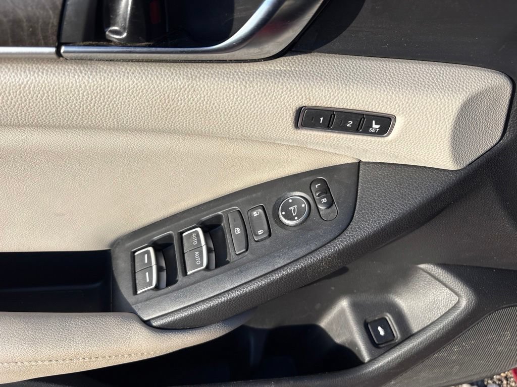 Used 2018 Honda Accord Touring image 16