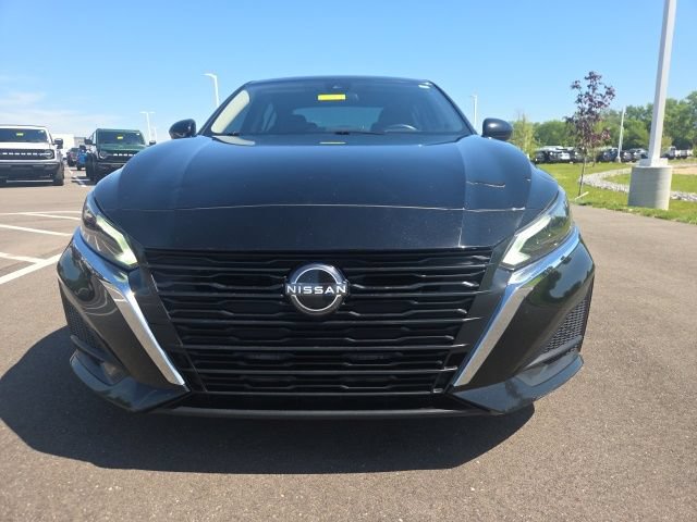 Used 2024 Nissan Altima 2.5 SV w/ SV Premium Package AWD/4WD image 3