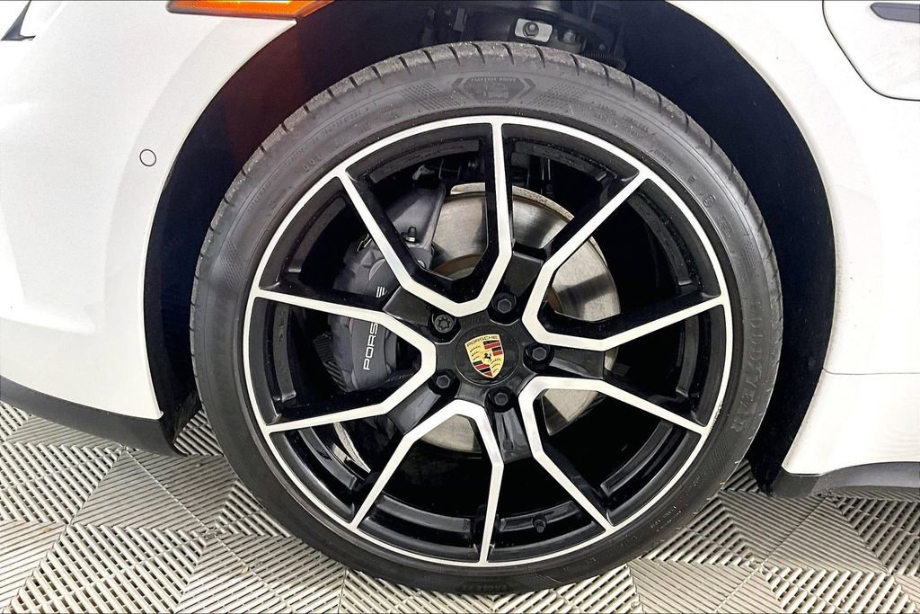 Used 2025 Porsche Taycan image 7