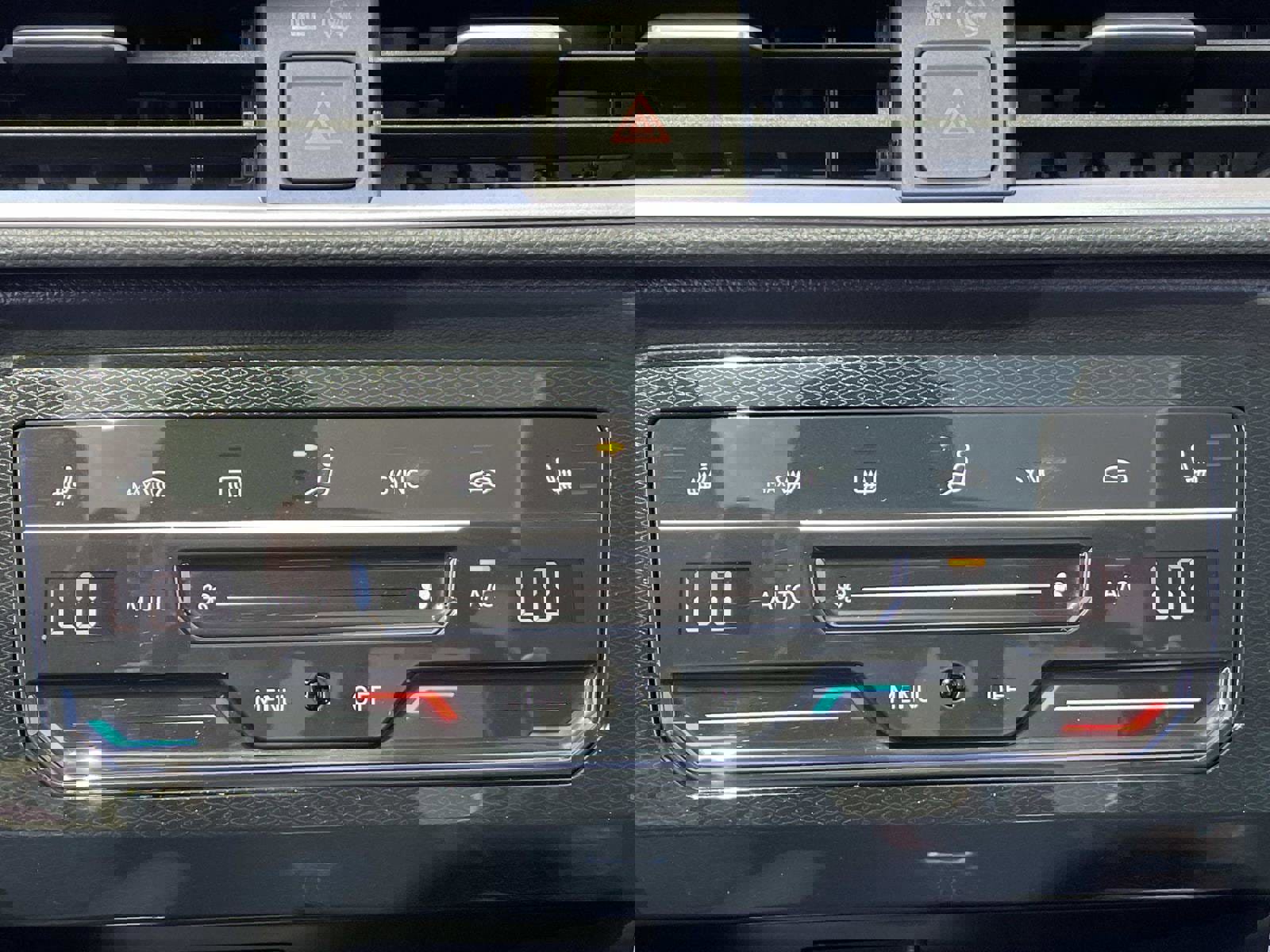 Used 2025 Volkswagen Taos SE w/ Panoramic Sunroof Package FWD image 27