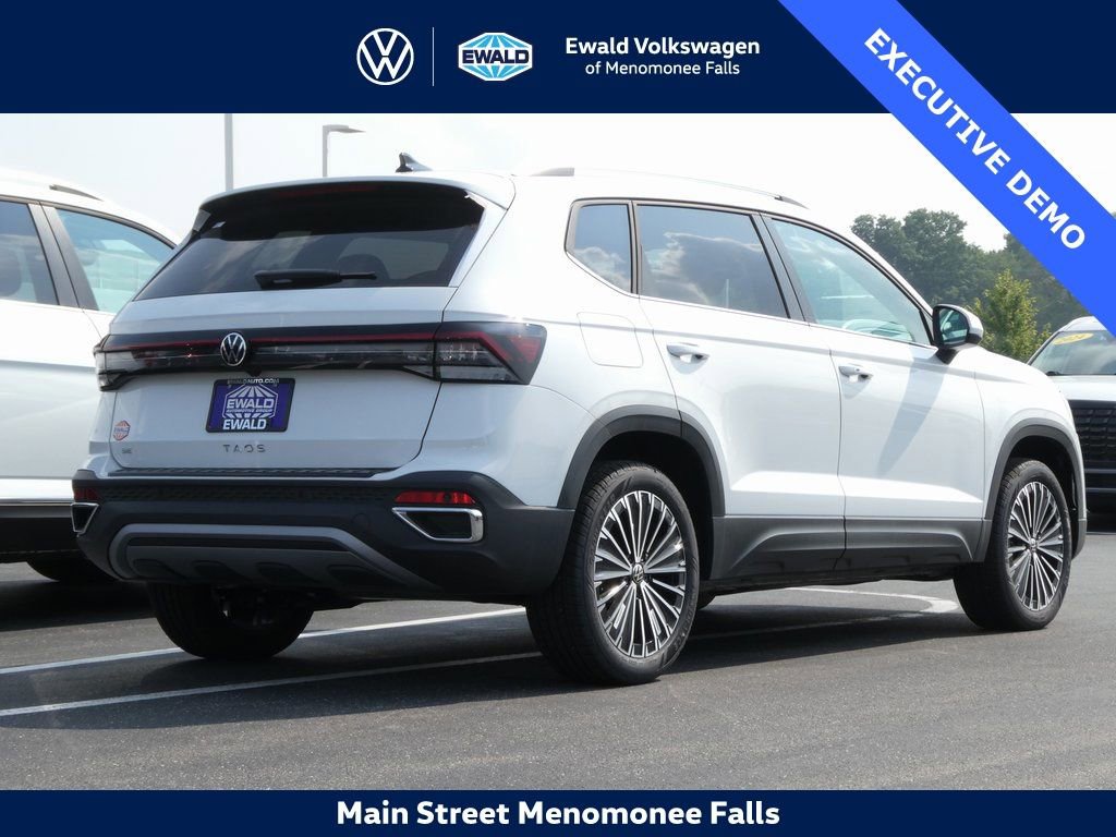 Certified 2025 Volkswagen Taos SE image 3