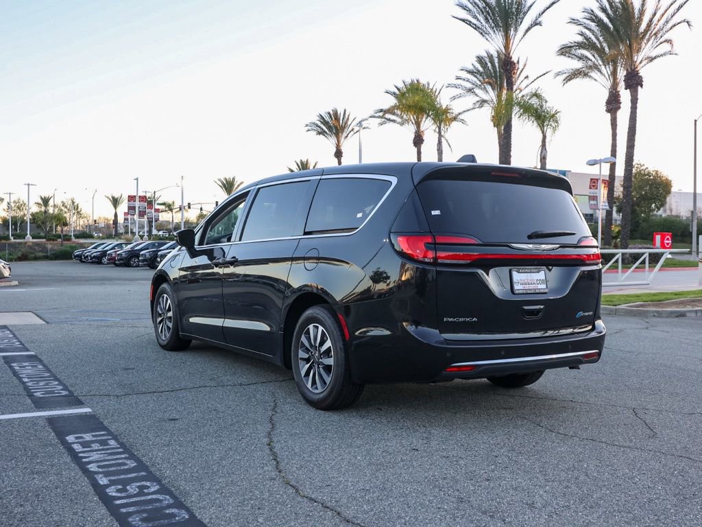 Used 2024 Chrysler Pacifica Select image 6