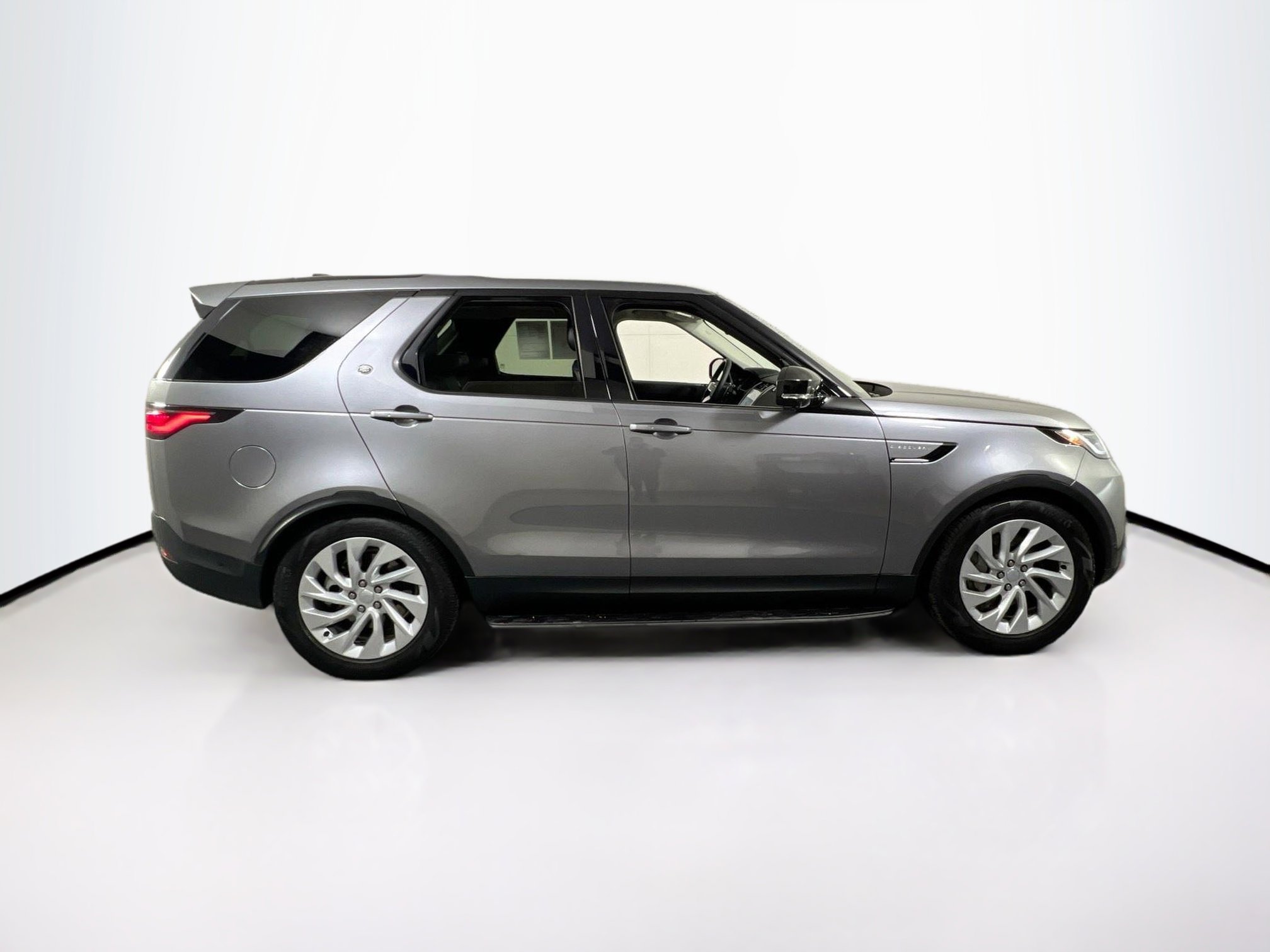 Used 2024 Land Rover Discovery S image 4