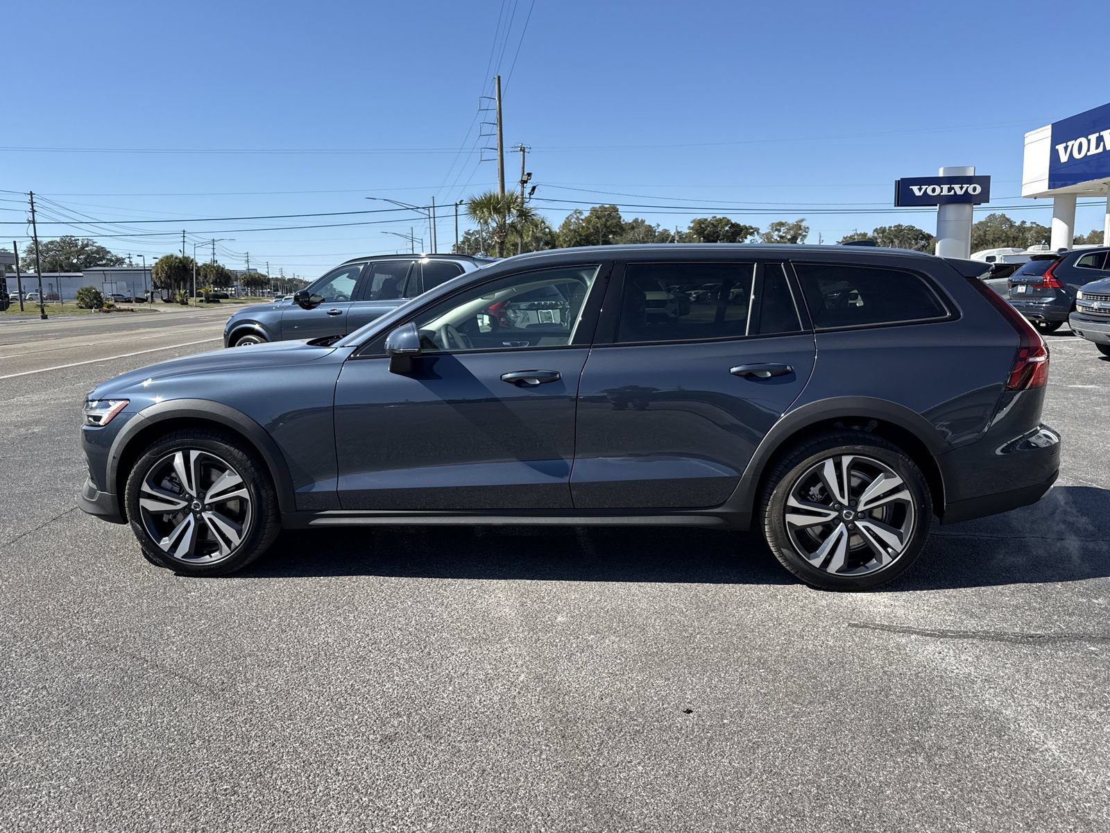 New 2026 Volvo V60 B5 Cross Country Plus w/ Protection Package Premier AWD/4WD image 2
