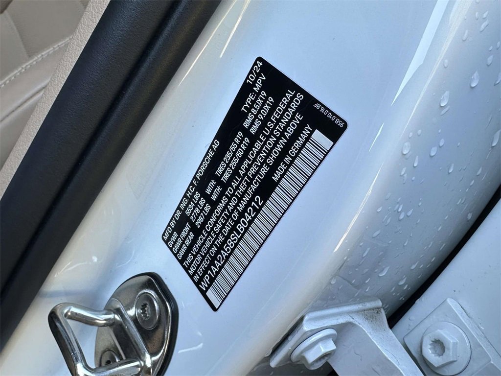Certified 2025 Porsche Macan image 8