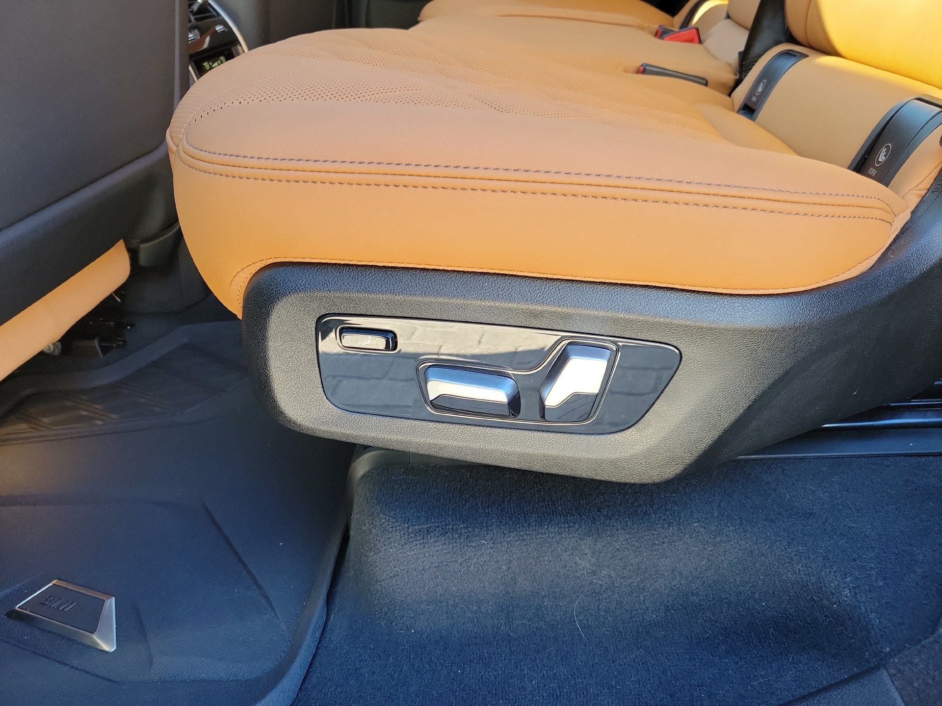 Used 2024 BMW X7 xDrive40i w/ M Sport Package AWD/4WD image 24