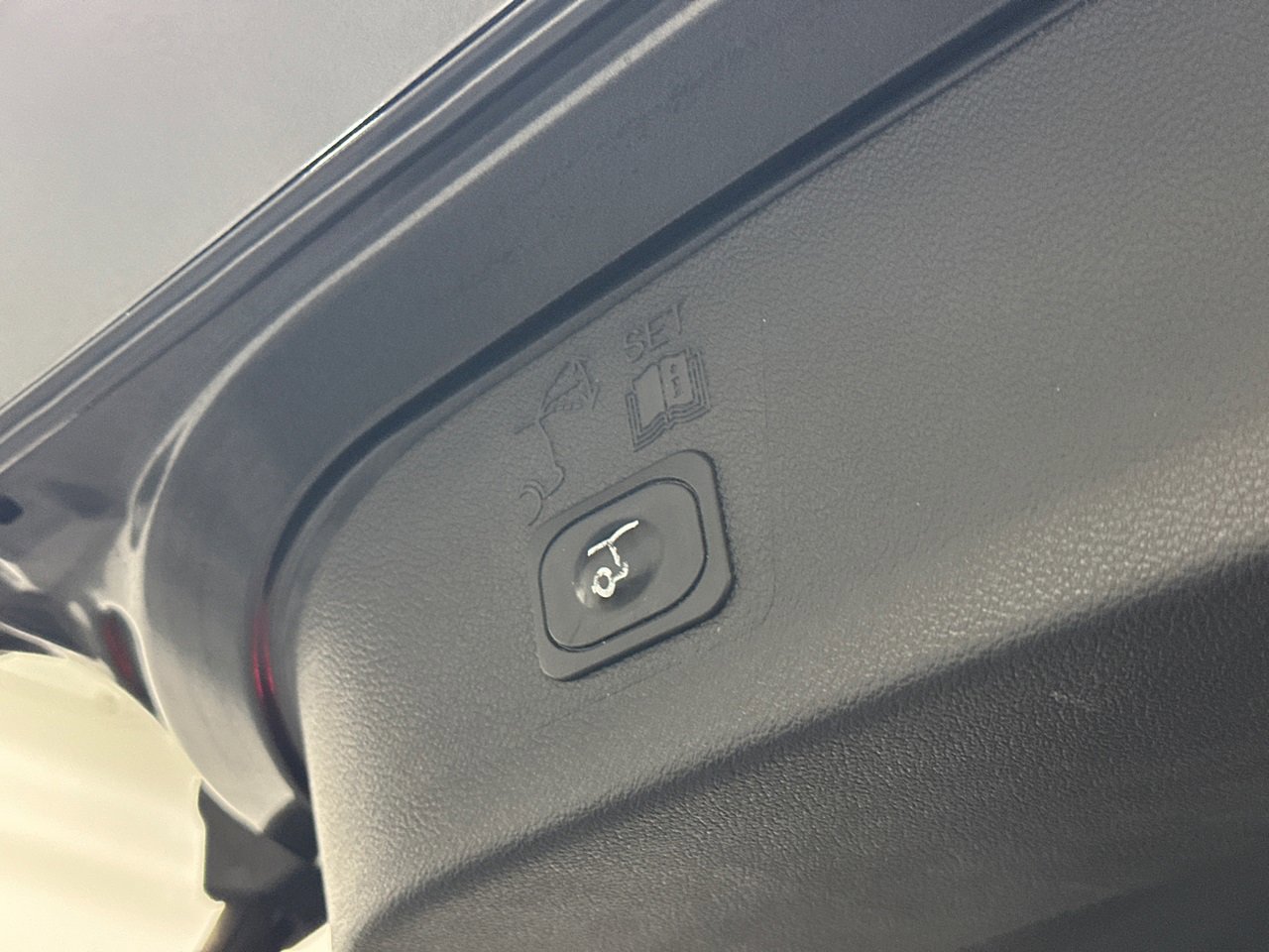 Used 2019 Ford Escape Titanium image 9