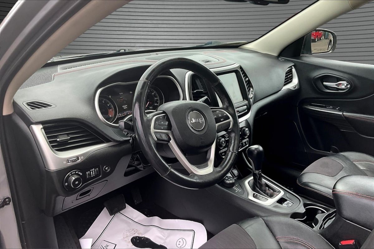 Used 2014 Jeep Cherokee Trailhawk w/ Comfort/Convenience Group AWD/4WD image 16