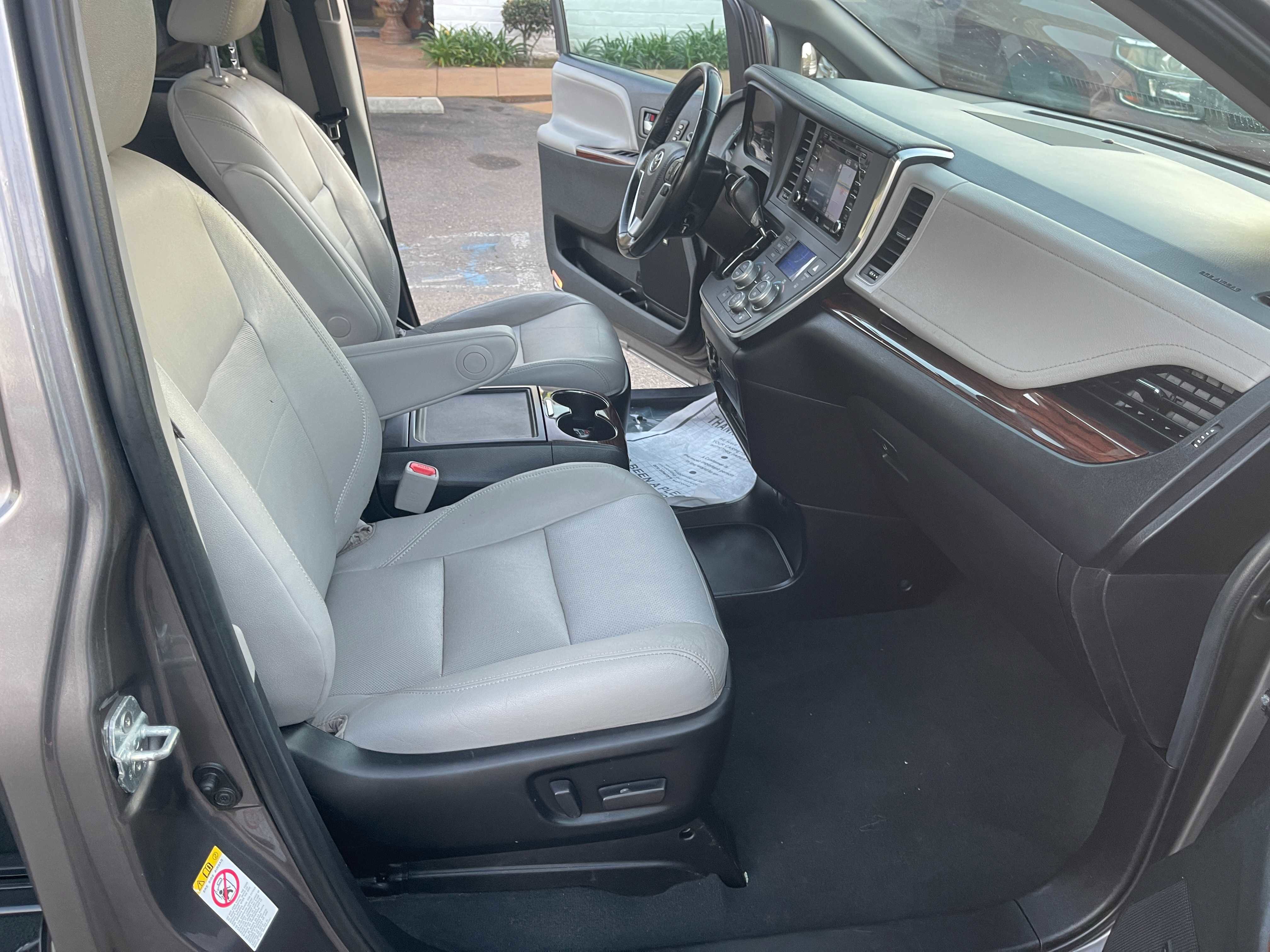 Used 2019 Toyota Sienna Limited Premium w/ Protection Package image 22