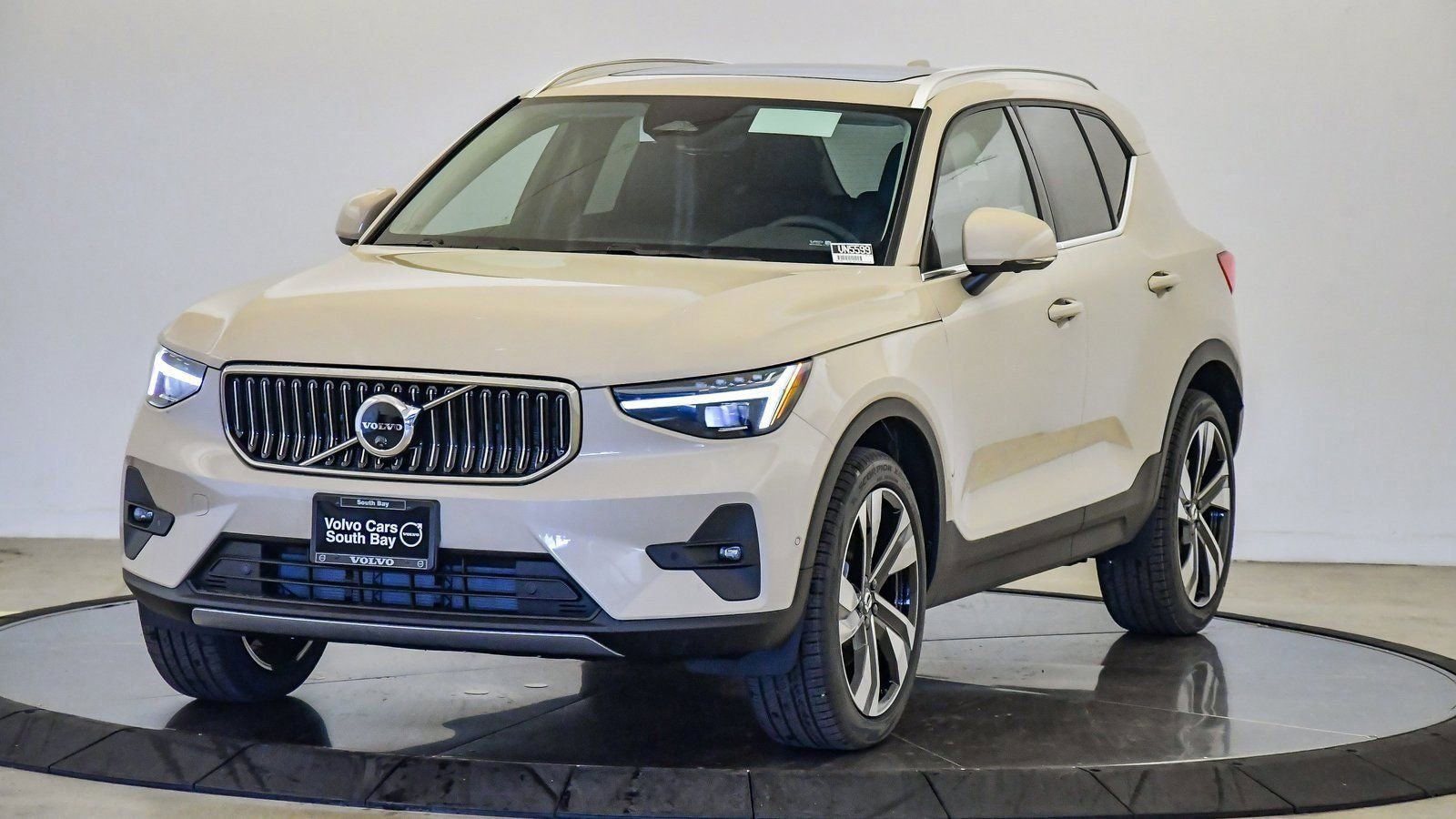 Used 2025 Volvo XC40 B5 Ultra w/ Climate Package image 1