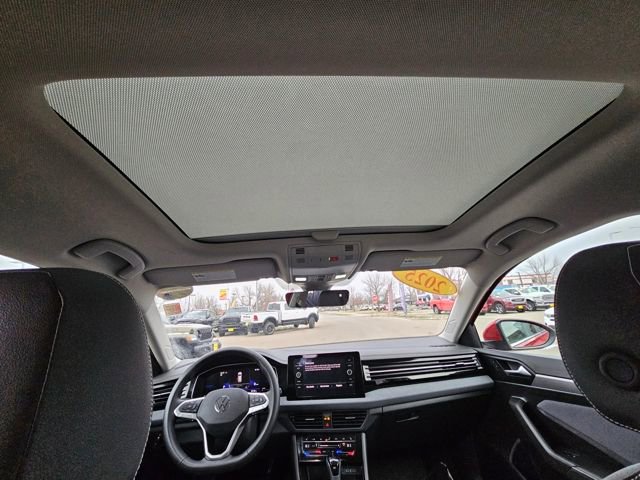 Used 2025 Volkswagen Jetta SE w/ Sunroof Package image 13