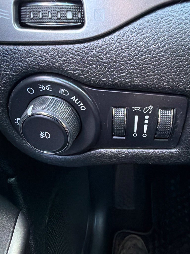 Used 2019 Jeep Cherokee Latitude w/ Cold Weather Group AWD/4WD image 17