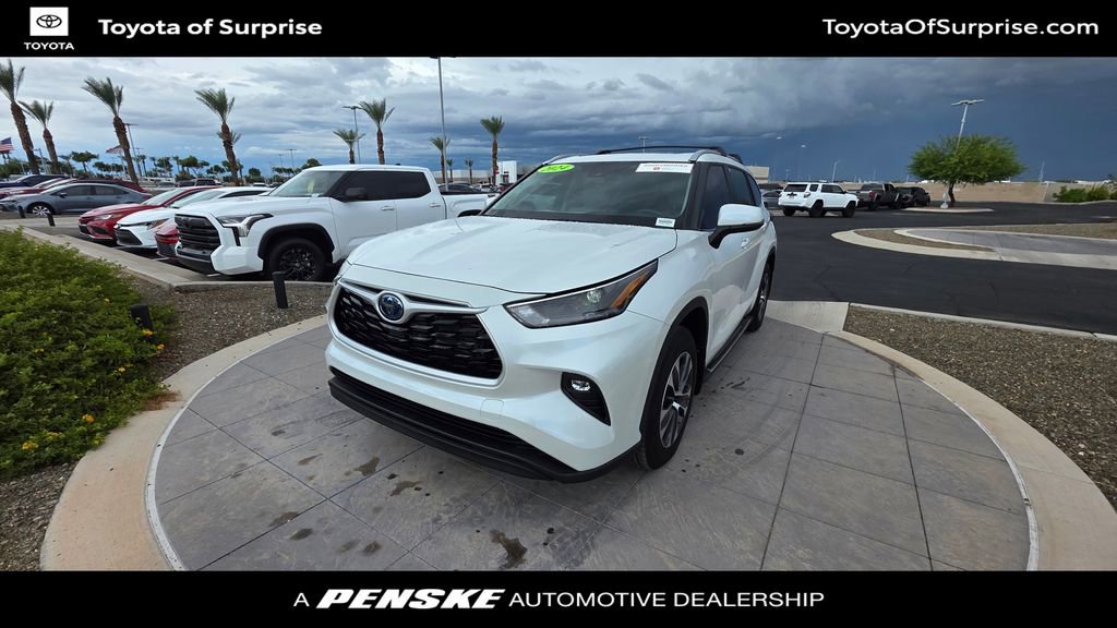 Certified 2024 Toyota Highlander XLE image 1