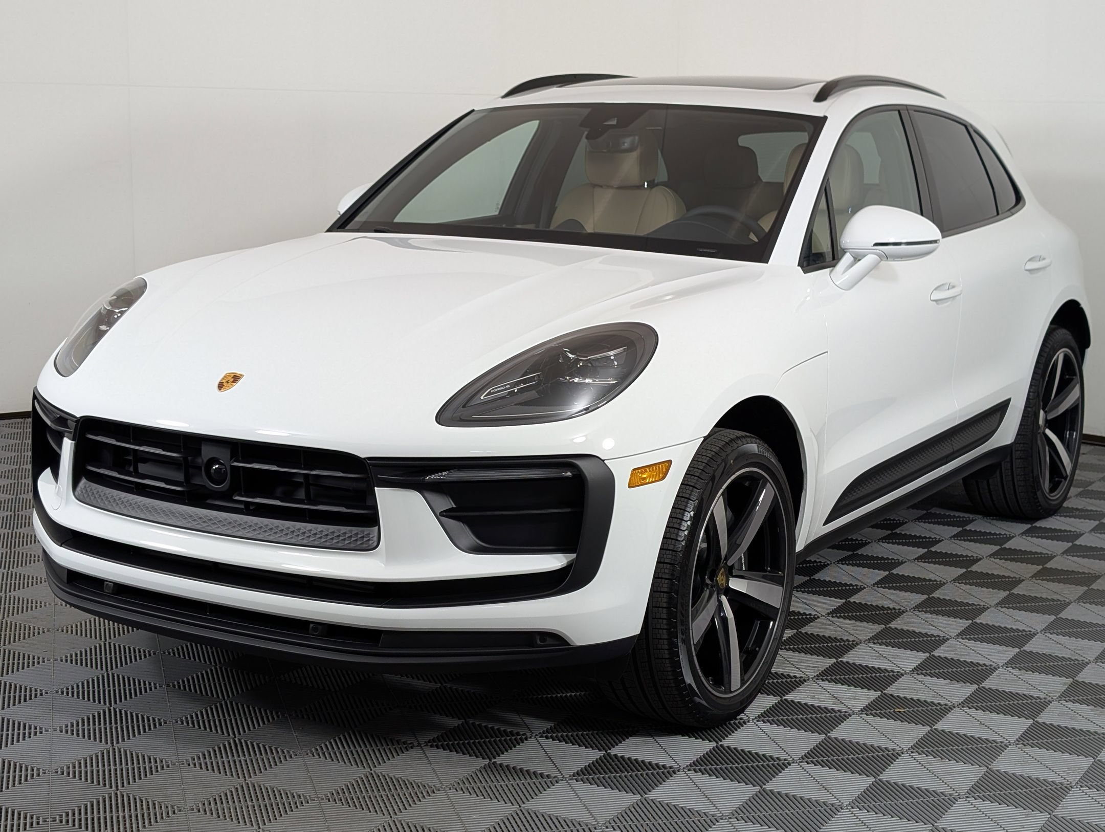 Certified 2026 Porsche Macan AWD/4WD image 1