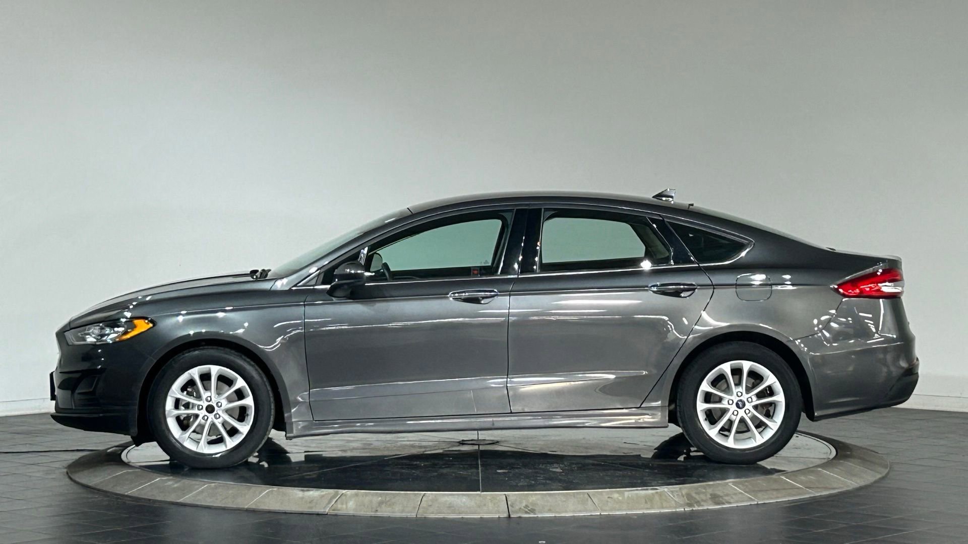 Used 2020 Ford Fusion SE FWD image 6