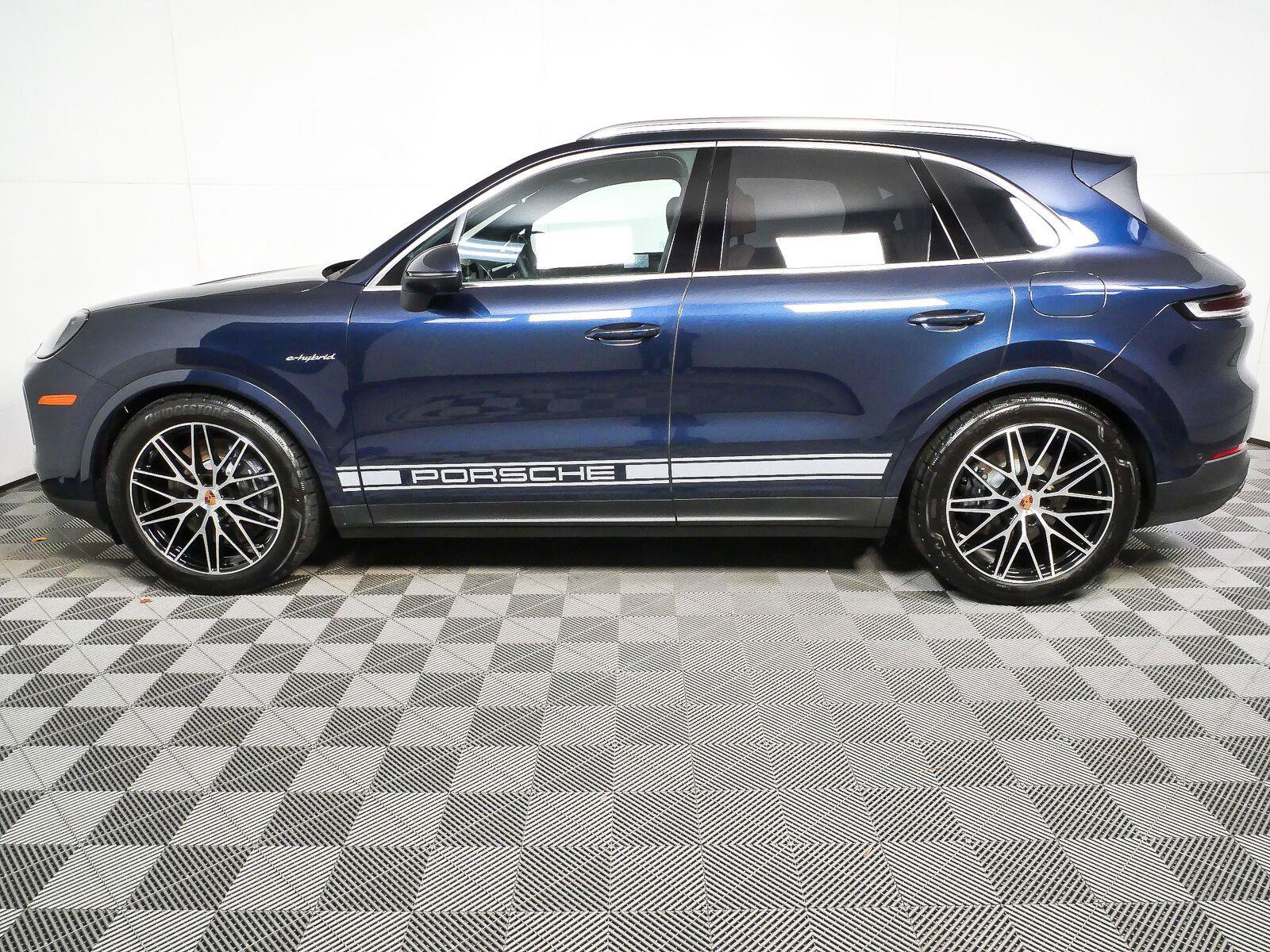 Certified 2026 Porsche Cayenne E-Hybrid AWD/4WD image 2