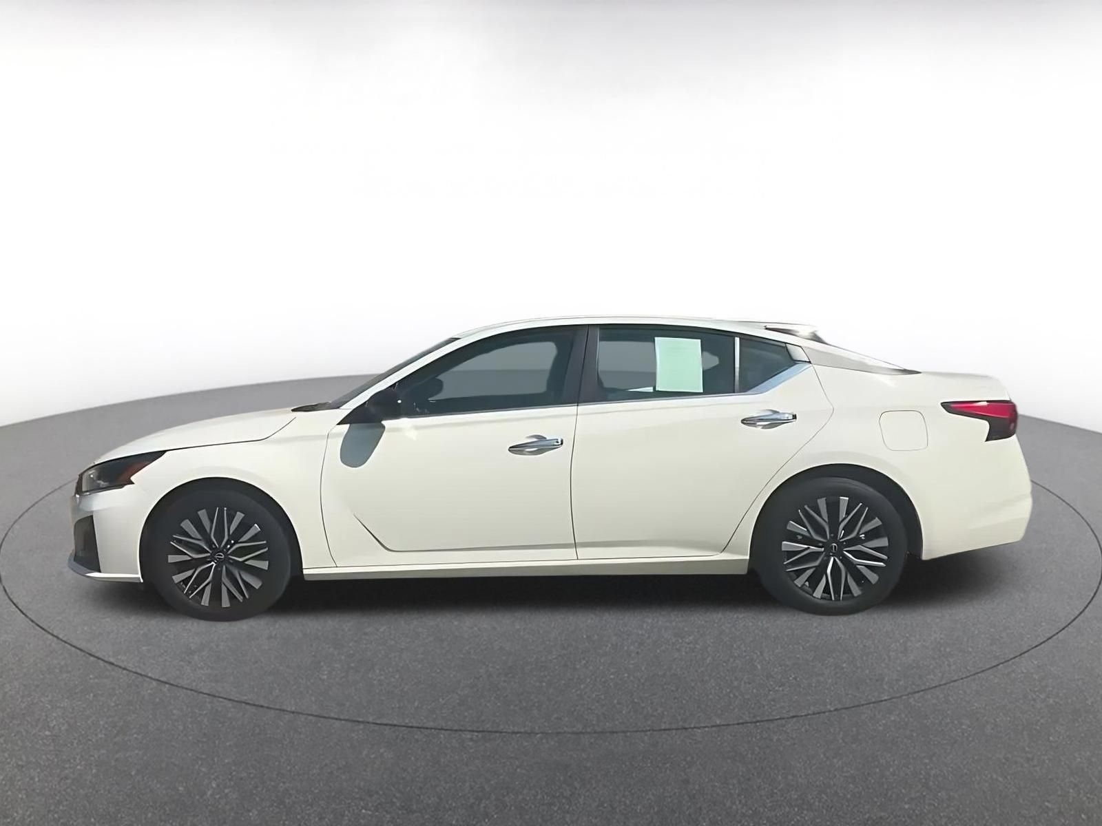 Used 2025 Nissan Altima 2.5 SV FWD image 8