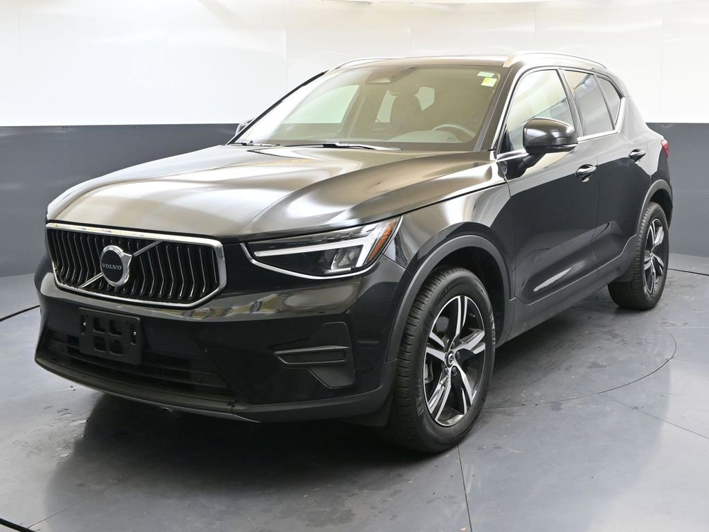 Certified 2025 Volvo XC40 B5 Core image 1