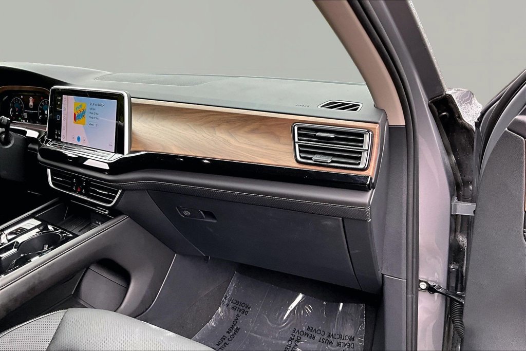 Used 2025 Volkswagen Atlas SE FWD image 19