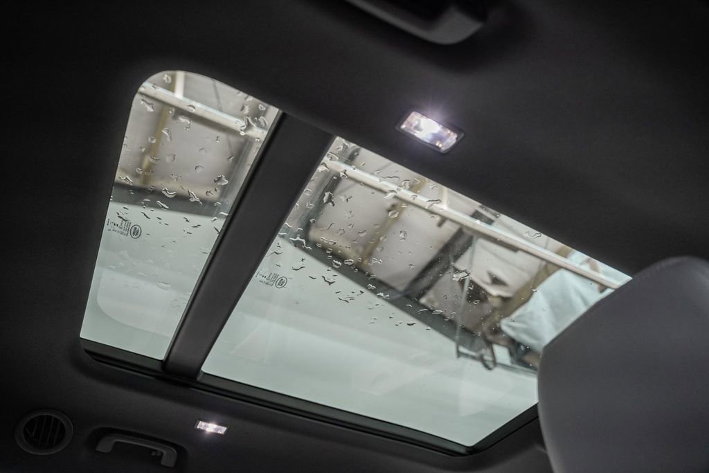 Used 2023 Land Rover Defender 130 X-Dynamic SE image 33