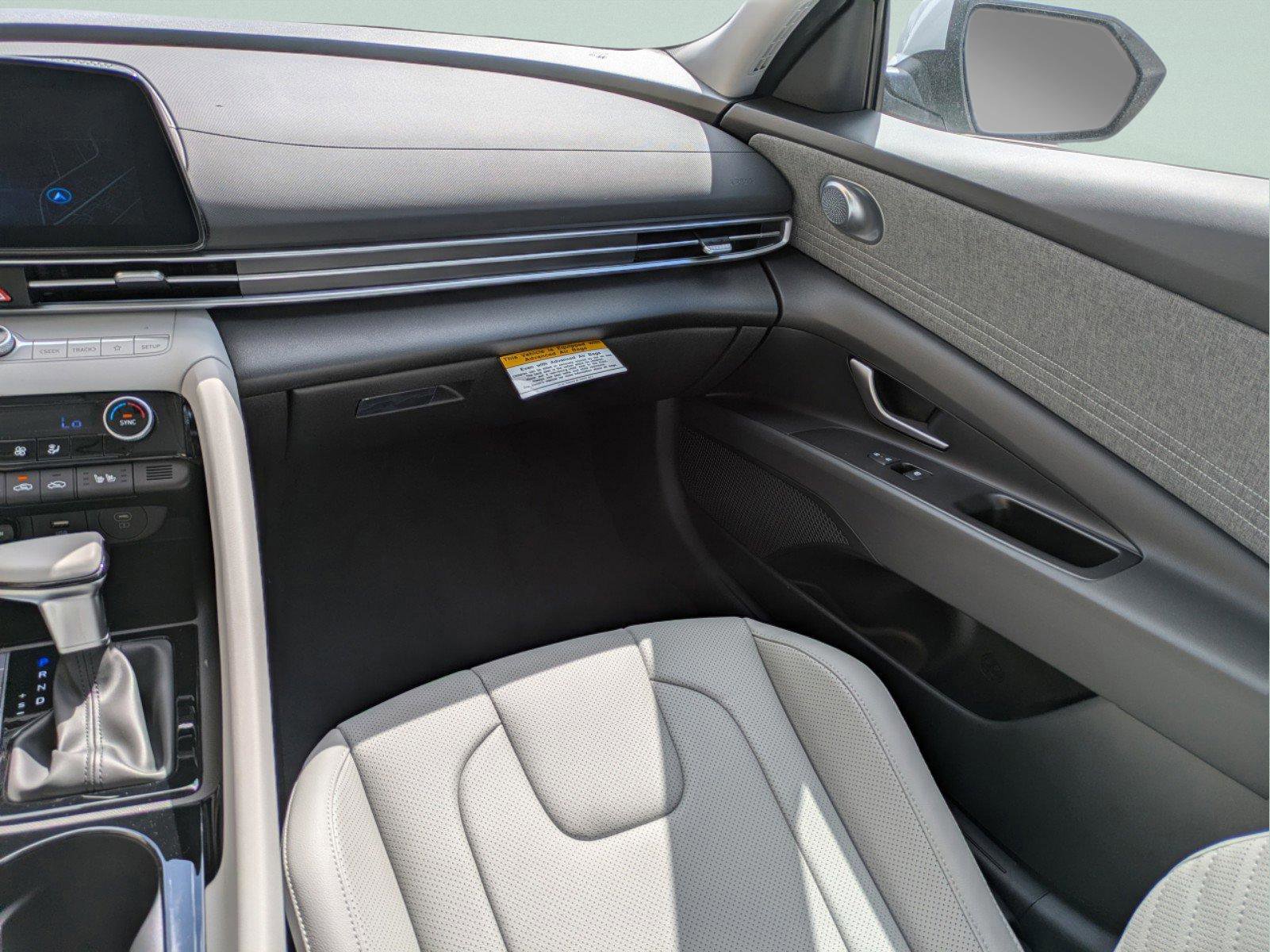 Used 2025 Hyundai Elantra Limited image 15