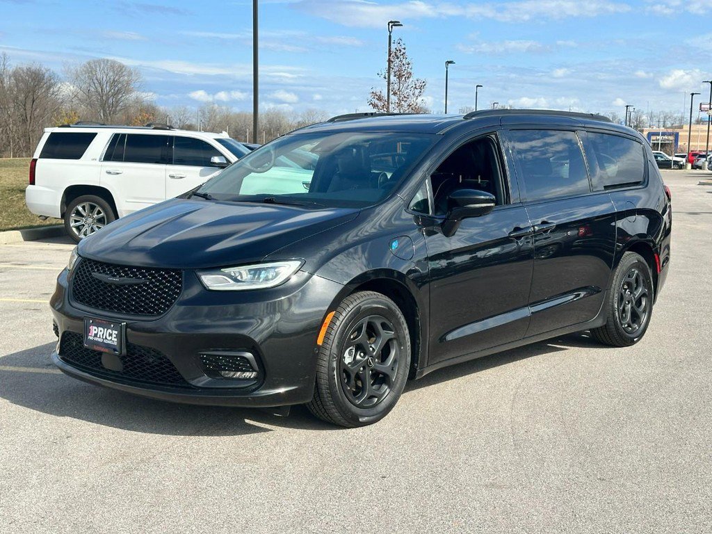 Used 2024 Chrysler Pacifica Premium image 1