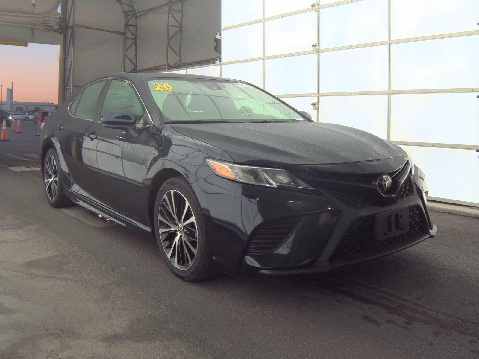 Used 2020 Toyota Camry SE image 4