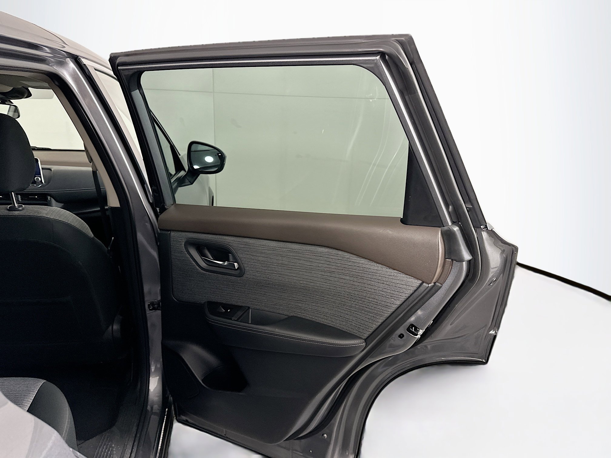 Used 2023 Nissan Rogue SV image 27