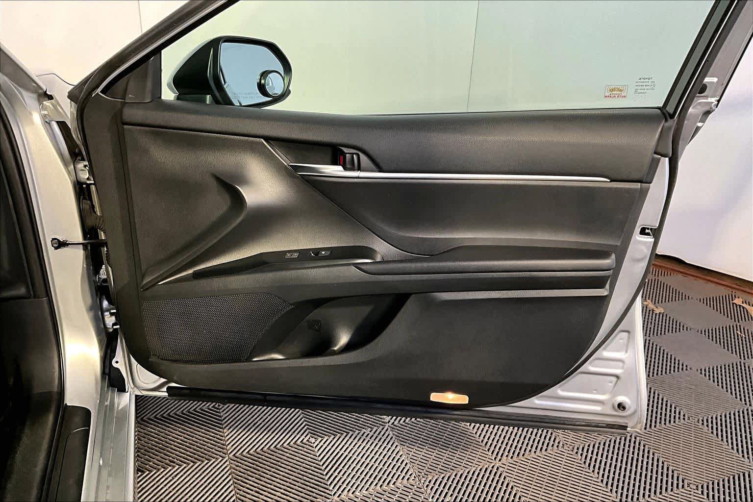 Used 2018 Toyota Camry FWD image 23