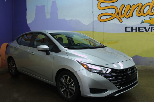 Used 2025 Nissan Versa SV image 2