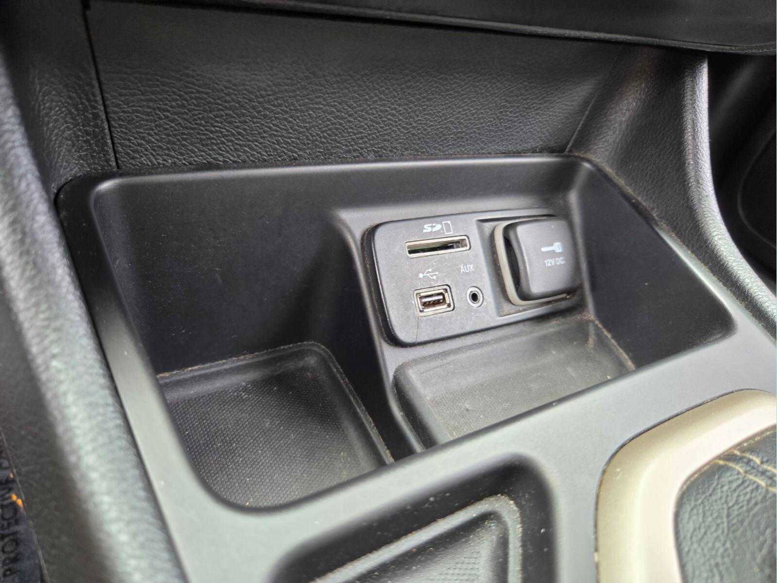 Used 2015 Jeep Cherokee Latitude w/ Comfort/Convenience Group FWD image 22