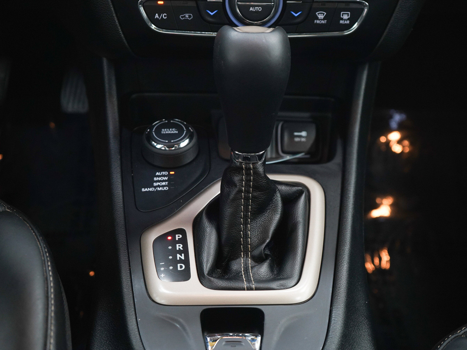 Used 2015 Jeep Cherokee Limited w/ Luxury Group AWD/4WD image 21