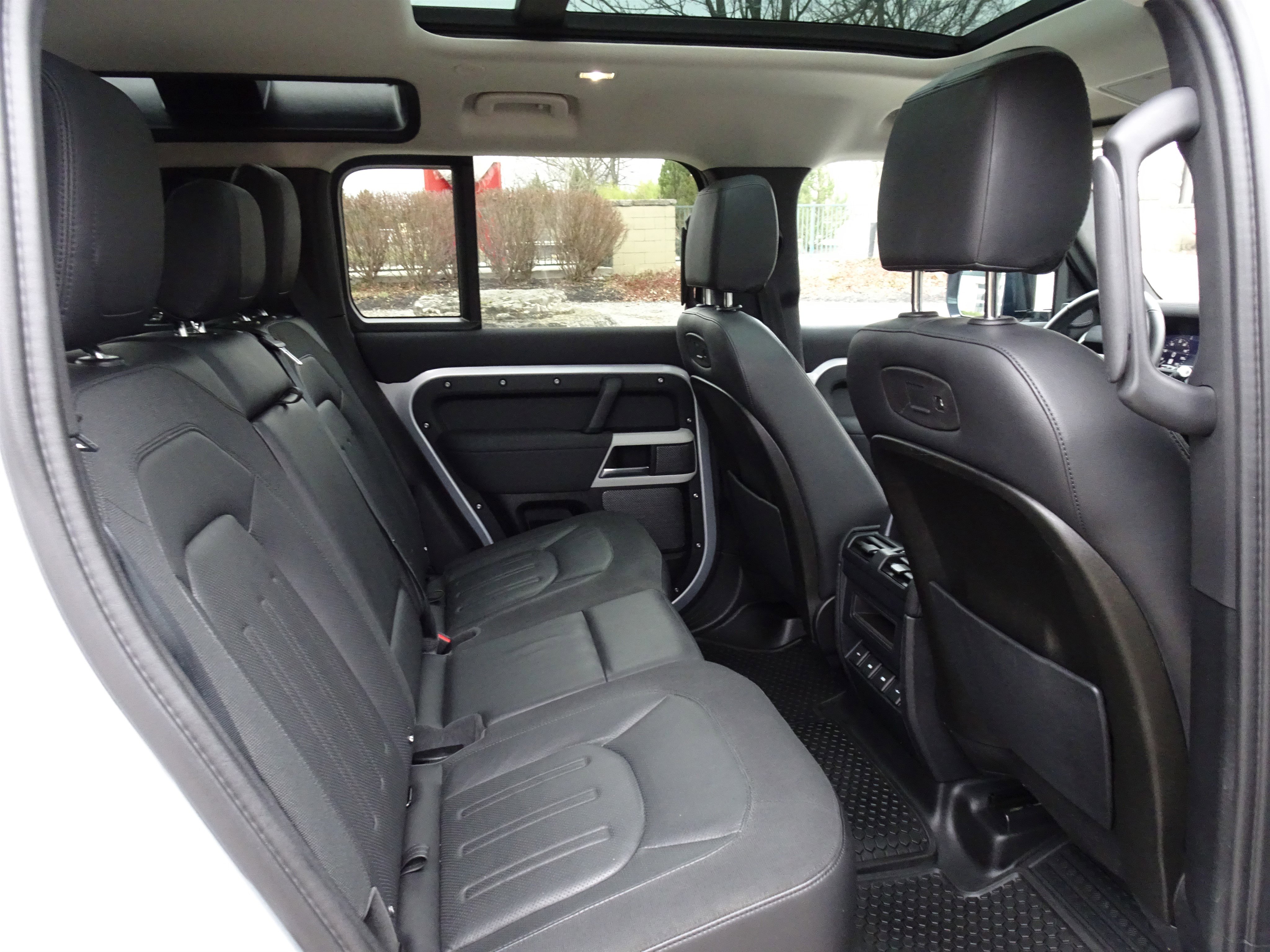 Used 2020 Land Rover Defender 110 SE image 23