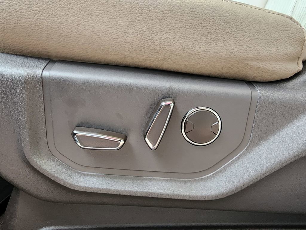 Used 2019 Ford Expedition XLT w/ Equipment Group 202A RWD image 18