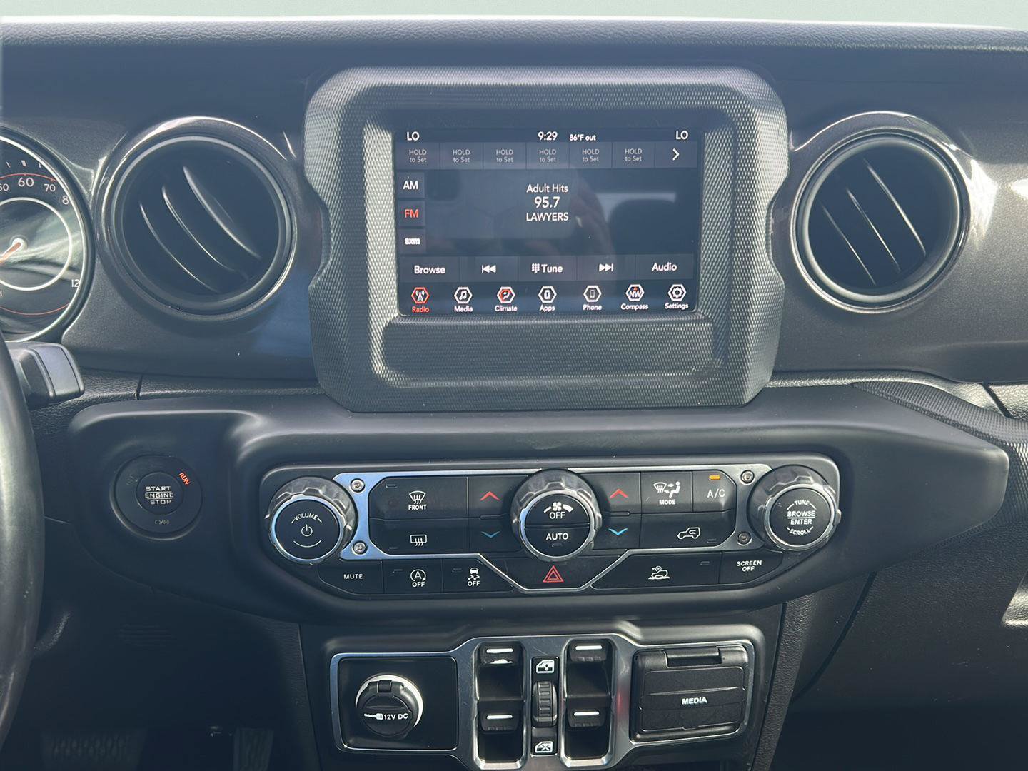 Used 2022 Jeep Gladiator Sport AWD/4WD image 13