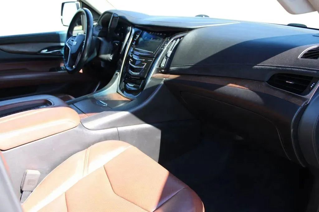 Used 2018 Cadillac Escalade Premium Luxury AWD/4WD image 18