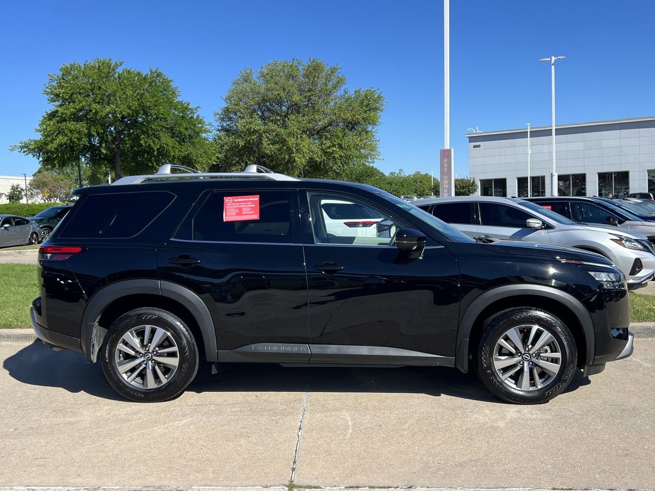 Certified 2025 Nissan Pathfinder SL image 3